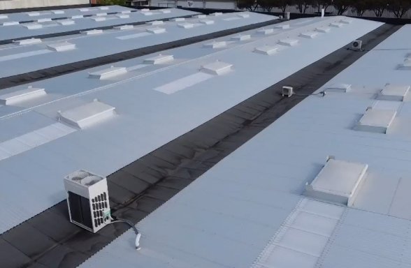 Riqualificazione di un tetto industriale e bonifica copertura in cemento-amianto