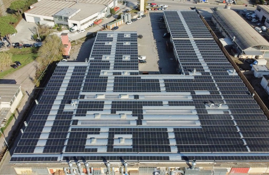 Pannelli fotovoltaici sul tetto di un capannone industriale