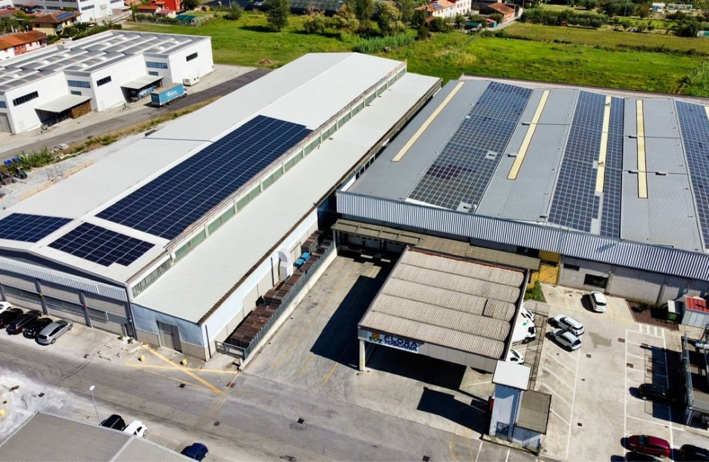 Pannelli fotovoltaici sul tetto di un capannone industriale